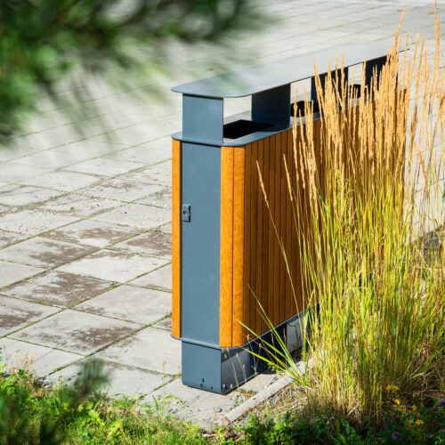 Buitenafvalbak Stadium Wood 8 Dankzij de stevige constructie van verzinkt staal met poedercoating is deze afvalbak bestand tegen alle weersinvloeden en jarenlang intensief gebruik.